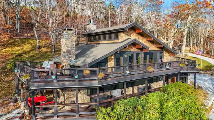 Mama Bear Cabin mountain exterior